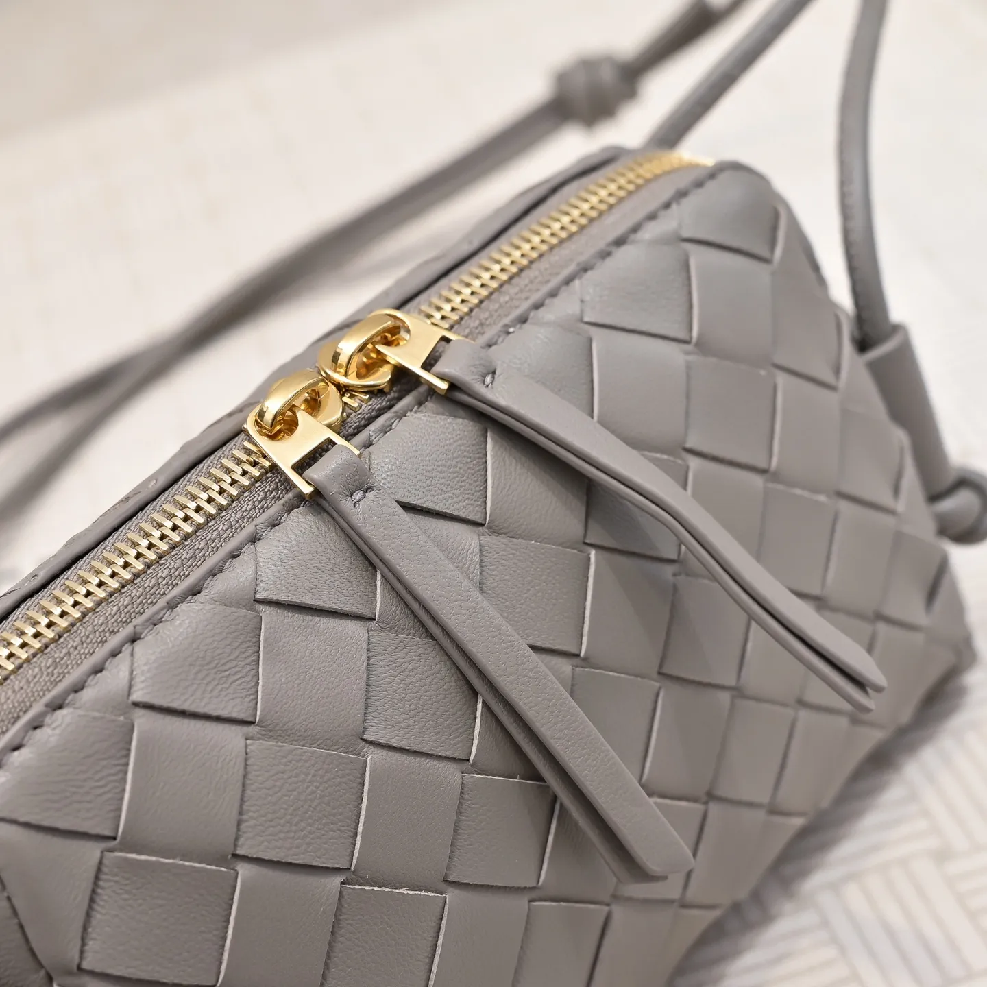 Batch 1260 #Bv The new Concert pouch is the most beautiful and practical mini bag I have ever seen 🎈 The bag body adopts the classic lntrecciato weaving process✅ It is equipped with a leather double-headed zipper, the opening is wide, easy to take and put, the shoulder strap knot can be slid to adjust the length freely, that is, 🉑️crossbody/underarm, and can be used as a clutch bag. Small body, large capacity, so practical! The key is that it is extremely versatile! Come and buy this small, exquisite, beautiful and versatile bag 👍 Model: 4258 Size: 18.5*11.5*8.5